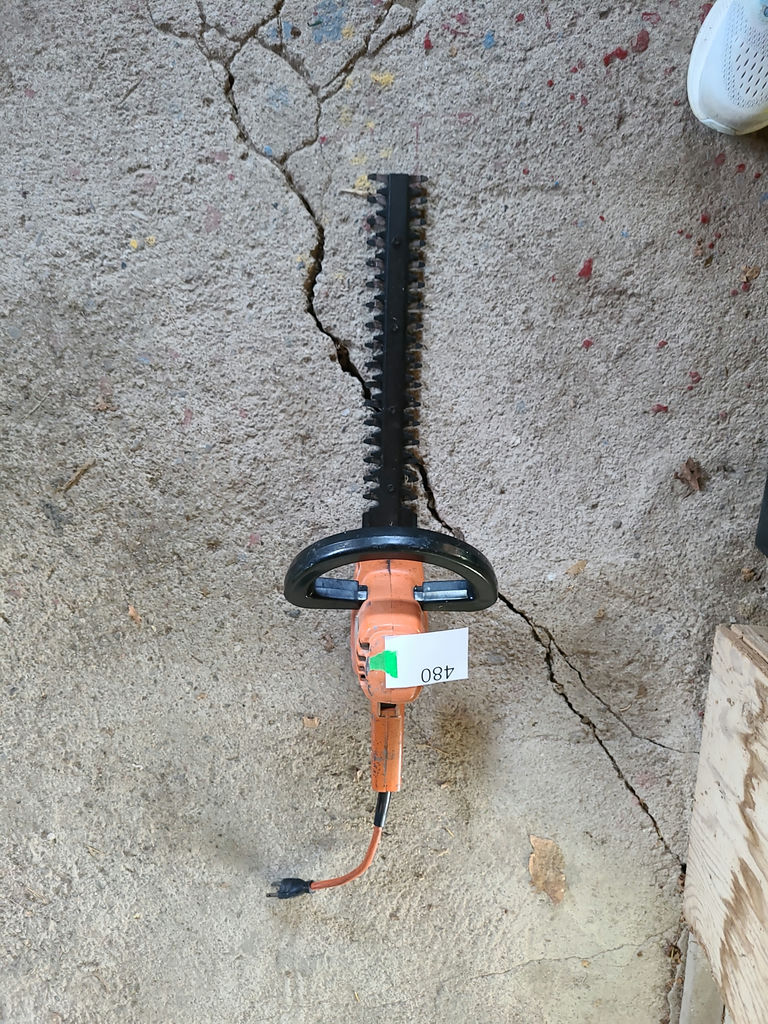 Black & Decker 8110 Hedge Trimmer B - image 1 of 7