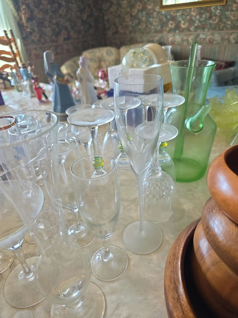 Glassware and Stemware B - image 4 of 6