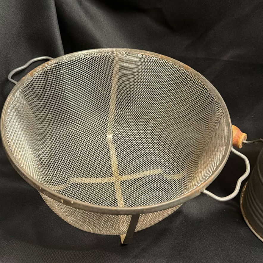 Vintage Kitchen Gadgets Lot of 3: Dough blender, flour sifter and colander - image 4 of 4