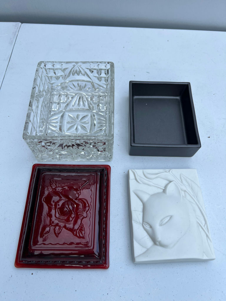 Decorative lot of 2 glass trinket boxes and cat-relief ceramic tile - image 2 of 4