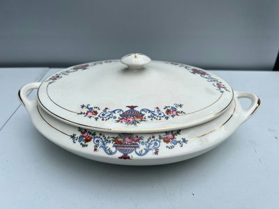 Floral porcelain soup tureen with lid - Image 1 of 4