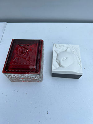 Decorative lot of 2 glass trinket boxes and cat-relief ceramic tile - Image 1 of 4