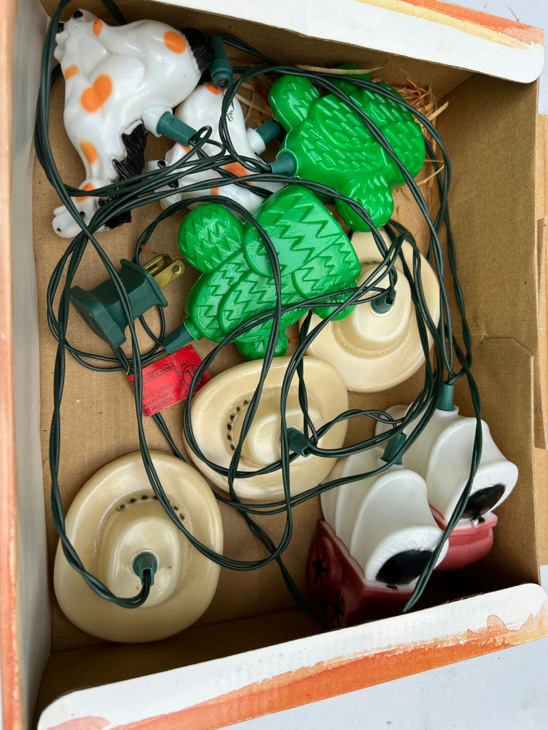 Desert-themed decorative light sets and cactus string lights - image 3 of 5