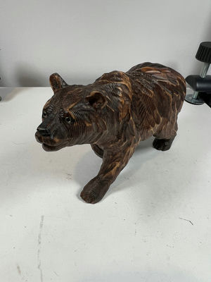 Carved wooden bear sculpture - Image 1 of 4