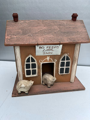 Decorative wooden inn with pig figures - Image 1 of 4