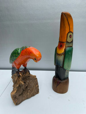Wooden parrot sculpture and abstract toucan totem - Image 1 of 4