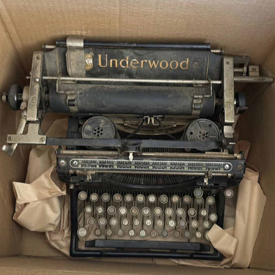 Underwood Manual Typewriter - image 1 of 6