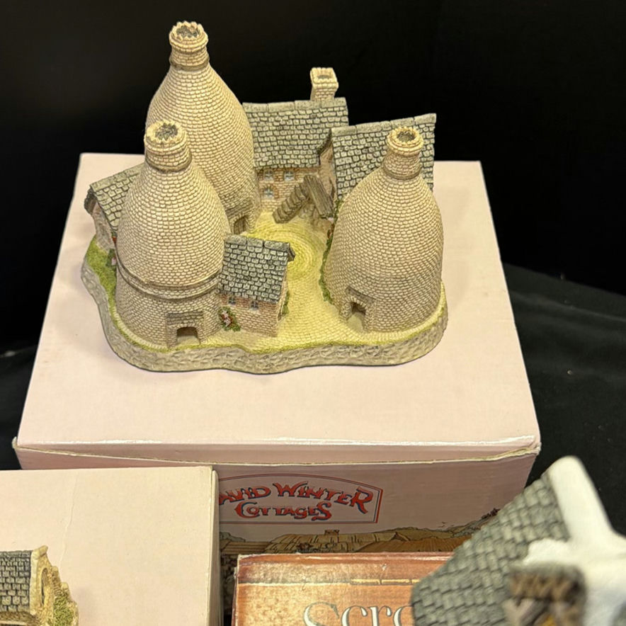 David Winter Cottages Collectible Miniature Buildings - image 7 of 11
