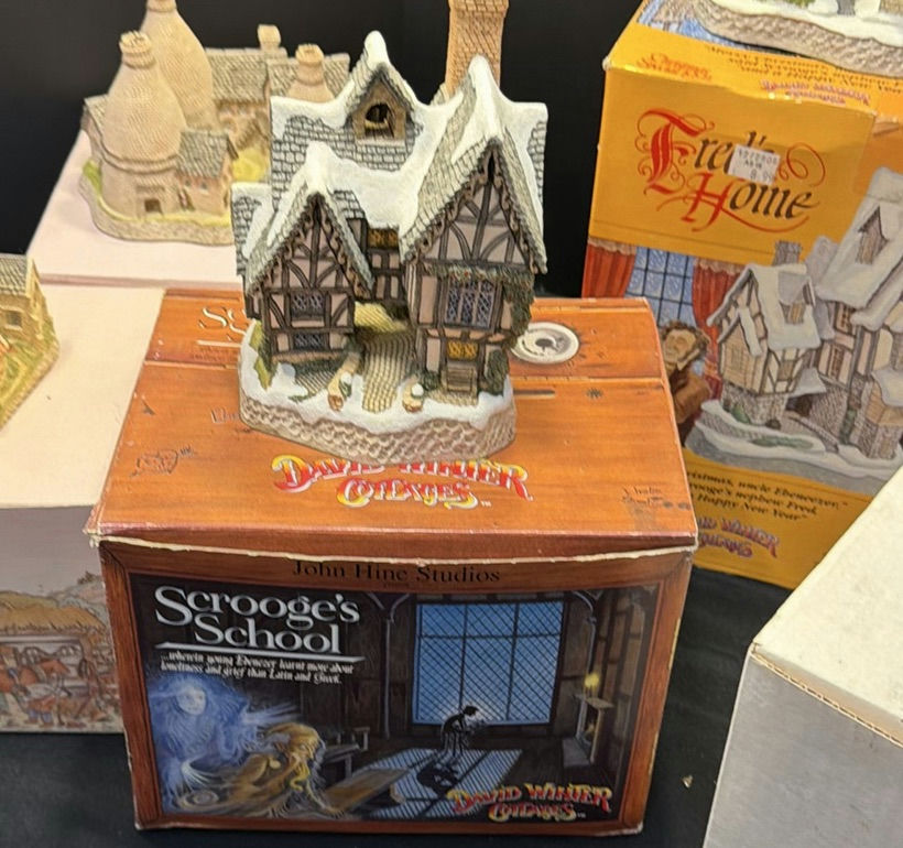 David Winter Cottages Collectible Miniature Buildings - image 5 of 11