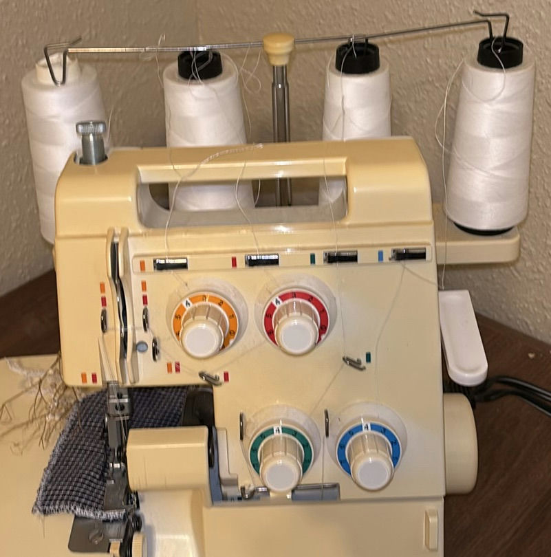 Brother 920D Homelock Serger Sewing Machine - image 4 of 7