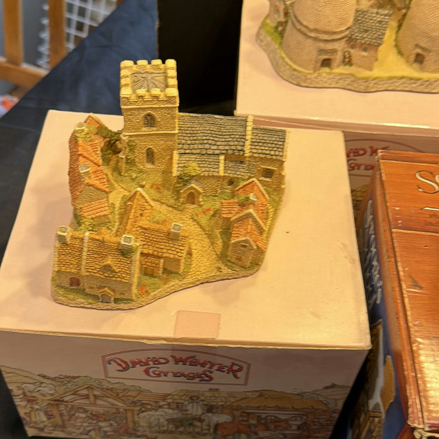 David Winter Cottages Collectible Miniature Buildings - image 6 of 11