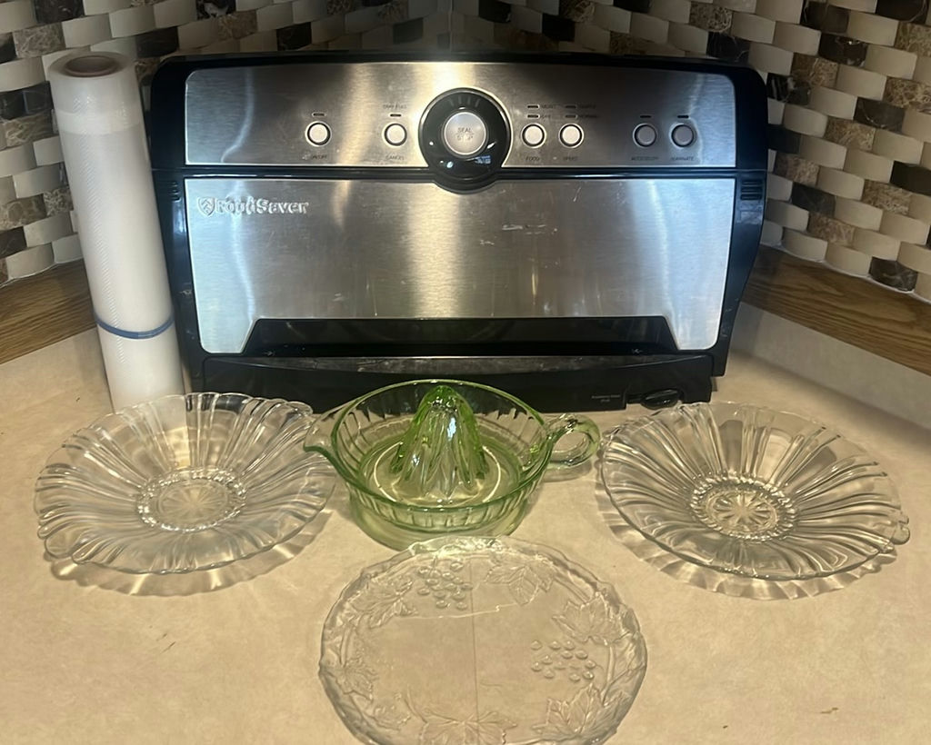 FoodSaver Vacuum Sealer with Glass Juicer and Plates - image 1 of 5