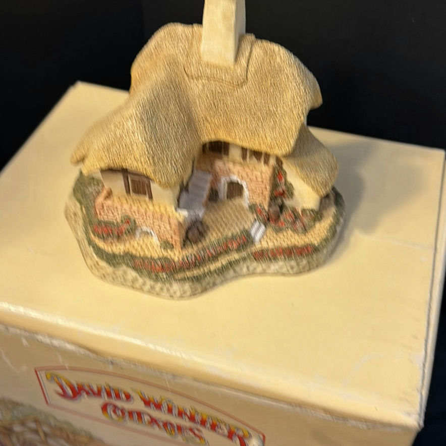 David Winter Cottages Collectible Miniature Buildings - image 4 of 11