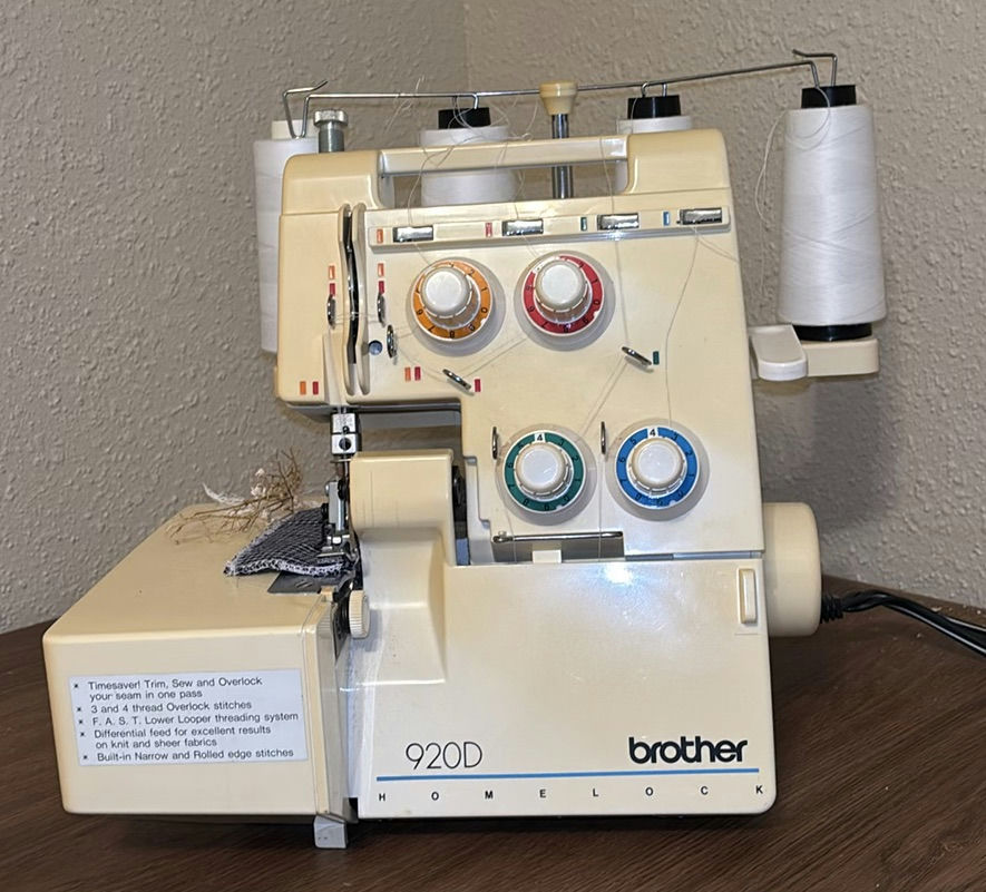 Brother 920D Homelock Serger Sewing Machine - image 1 of 7