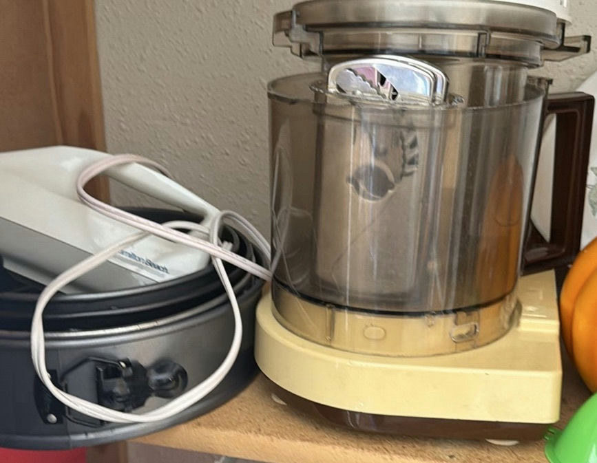 Kitchen Appliances and Bakeware Assortment - image 4 of 5
