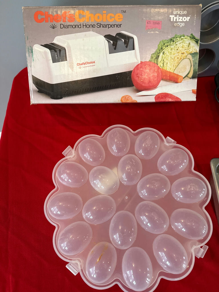 Chef's Choice sharpener and assorted bakeware - image 2 of 3