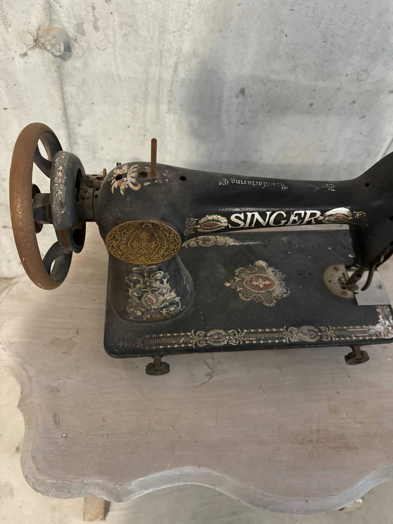 Antique Singer sewing machine with ornate decals. Bring help to carry - image 2 of 3