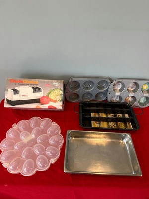 Chef's Choice sharpener and assorted bakeware - Image 1 of 3