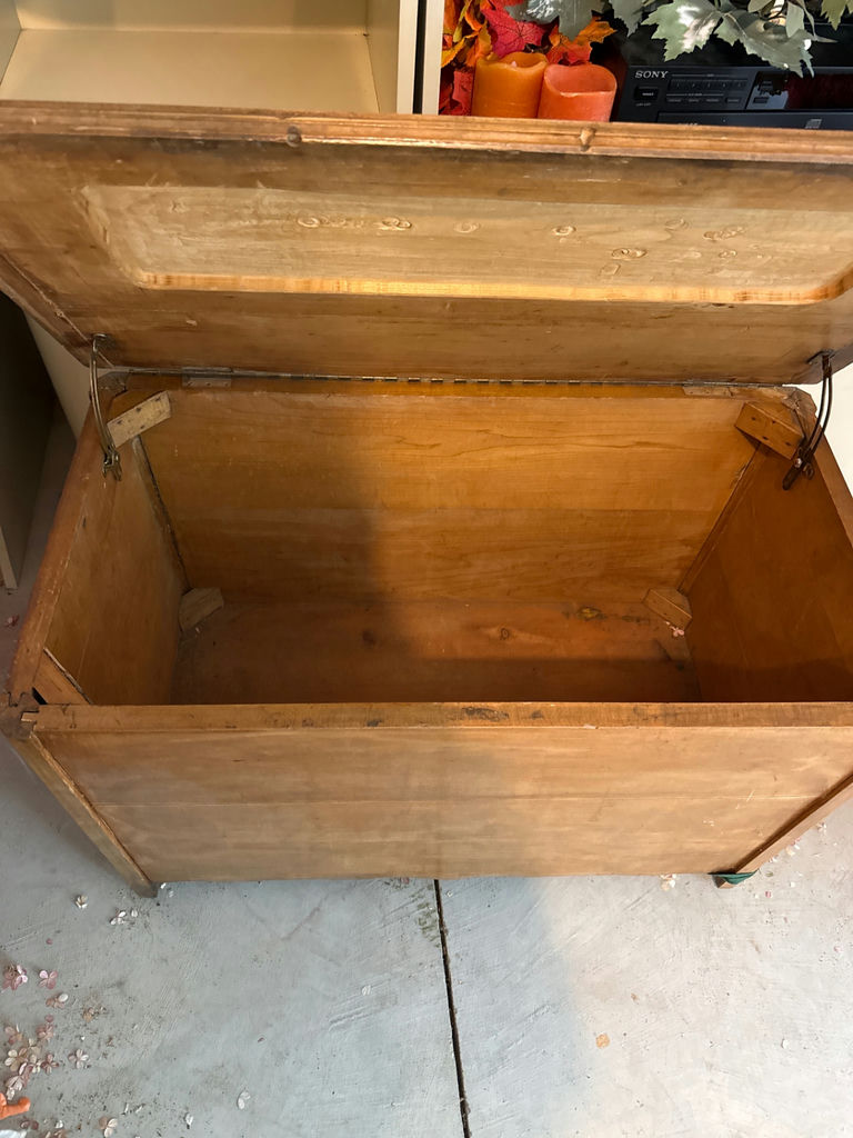 Wooden storage chest - image 3 of 3