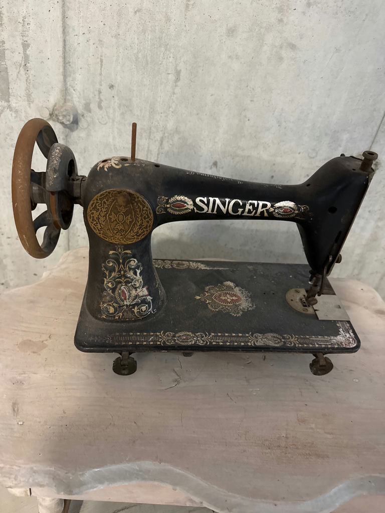 Antique Singer sewing machine with ornate decals. Bring help to carry - image 1 of 3