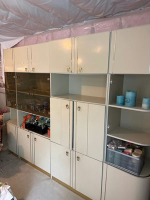 White modular wall cabinet with glass doors and shelves - Image 1 of 2