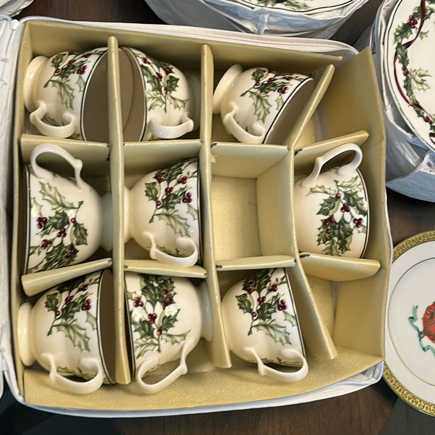 Holly Pattern Dinnerware Set - image 6 of 7