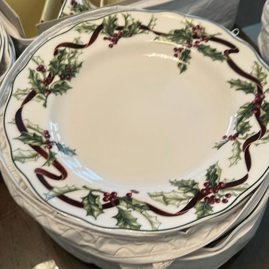 Holly Pattern Dinnerware Set - image 3 of 7