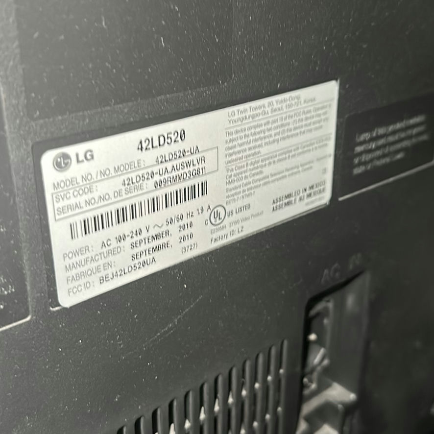 LG 42LD520 LCD Television - image 2 of 3