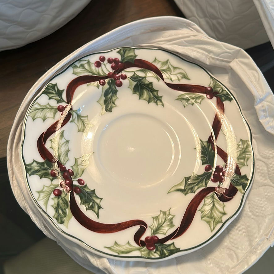 Holly Pattern Dinnerware Set - image 5 of 7