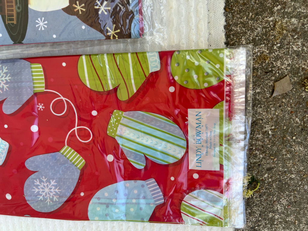Assorted Christmas Gift Wrap, Bags, Tissue, and Greeting Cards - image 4 of 10