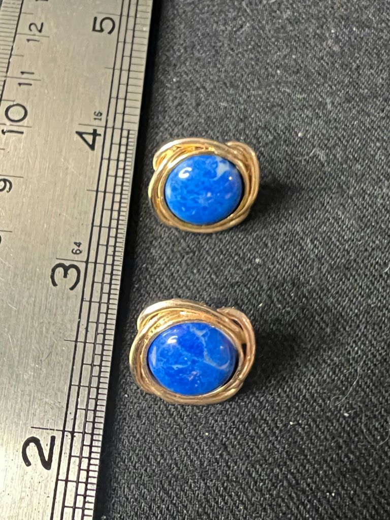 Gold-tone jewelry set featuring blue cabochon earrings and starfish earrings - image 3 of 8