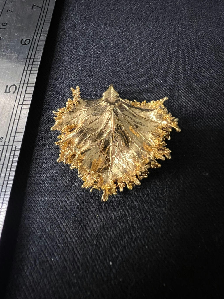 Gold-toned leaf-shaped pendants - image 4 of 7