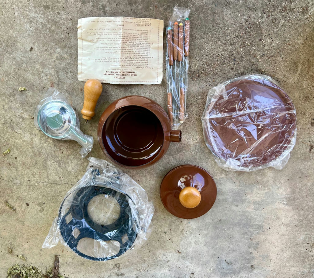 Coffee maker, Vintage fondue set, and vintage metal cake and pie carrier - image 10 of 14