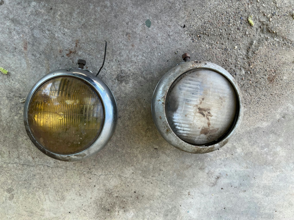 Vintage automotive headlights and round lamps - image 9 of 10