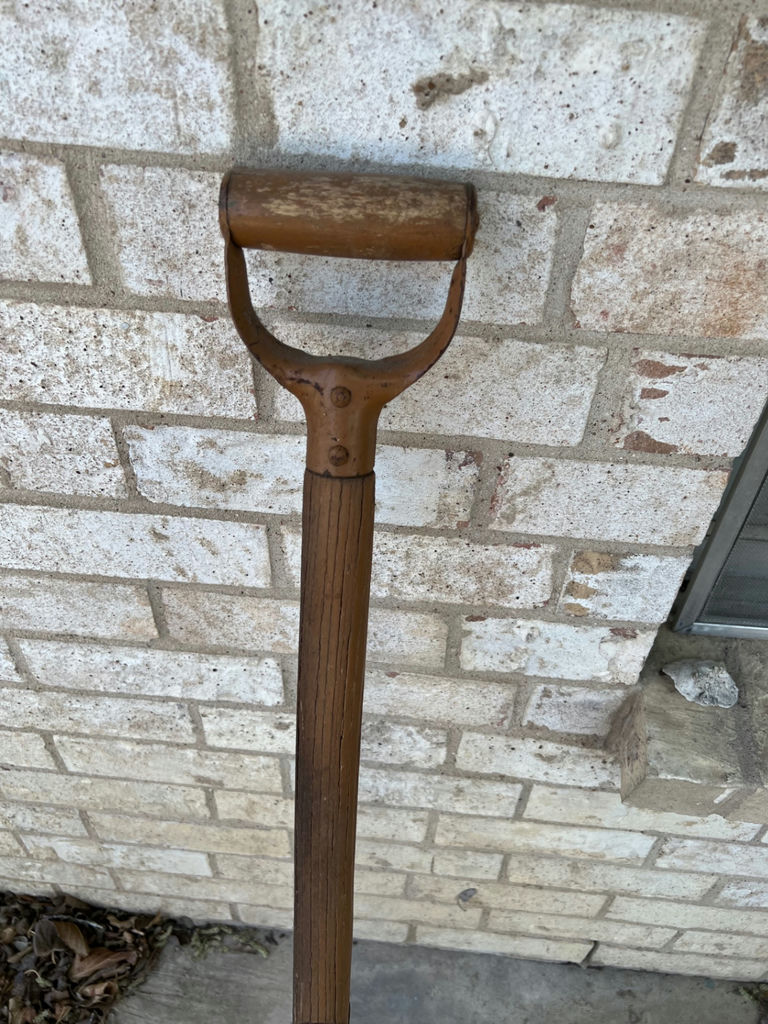 Antique shovels and pitch forks - image 17 of 22