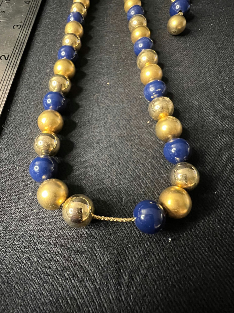 Gold-tone floral pendant necklace, two multicolor beaded necklaces, and matching bead earrings - image 13 of 13