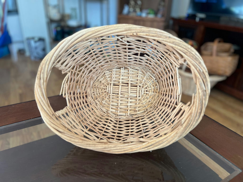 Assorted handwoven baskets - image 25 of 31