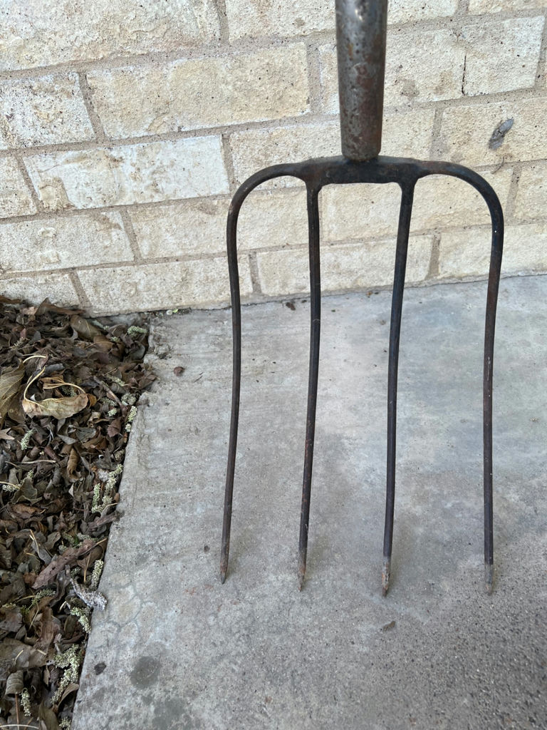 Antique shovels and pitch forks - image 21 of 22