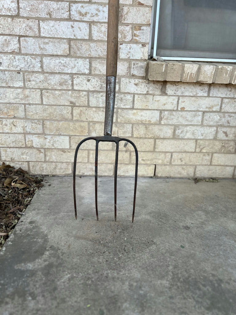 Antique shovels and pitch forks - image 2 of 22