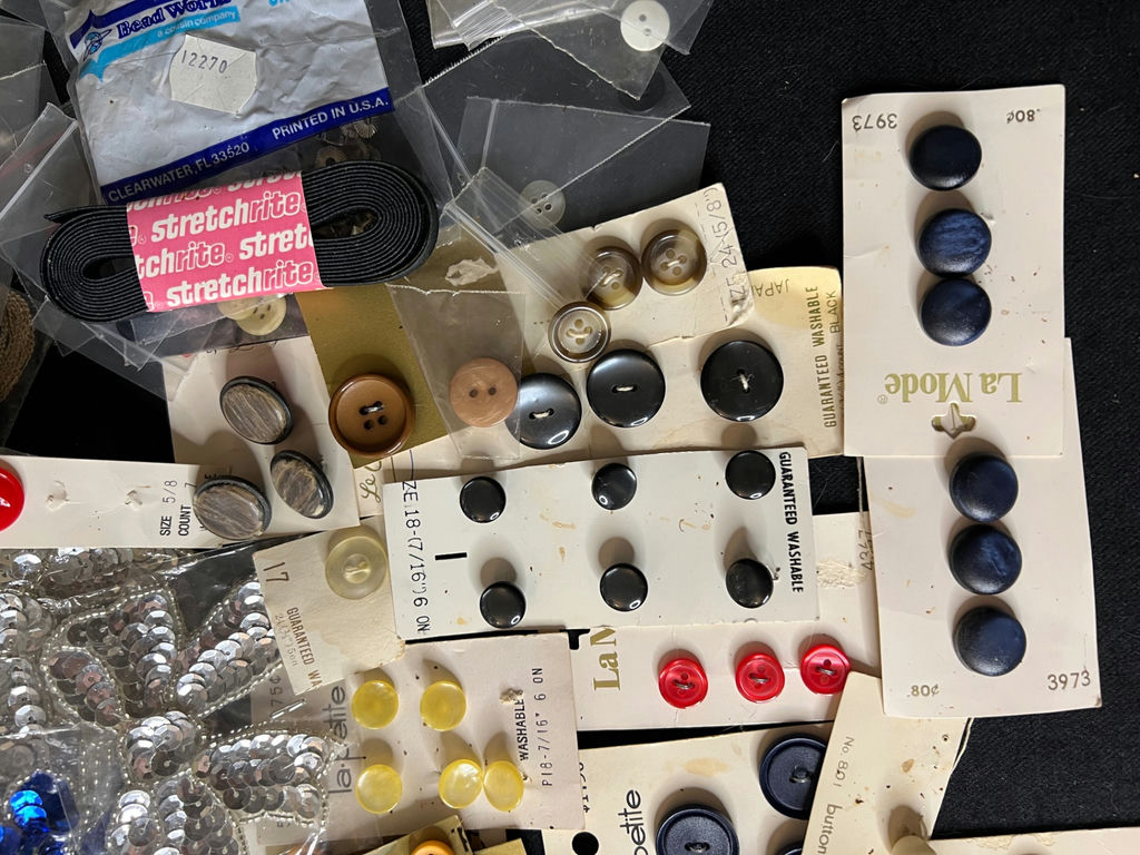Vintage sewing kit with buttons, threads, zippers and craft trims - image 4 of 13