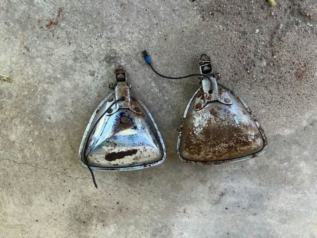 Vintage automotive headlights and round lamps - image 4 of 10