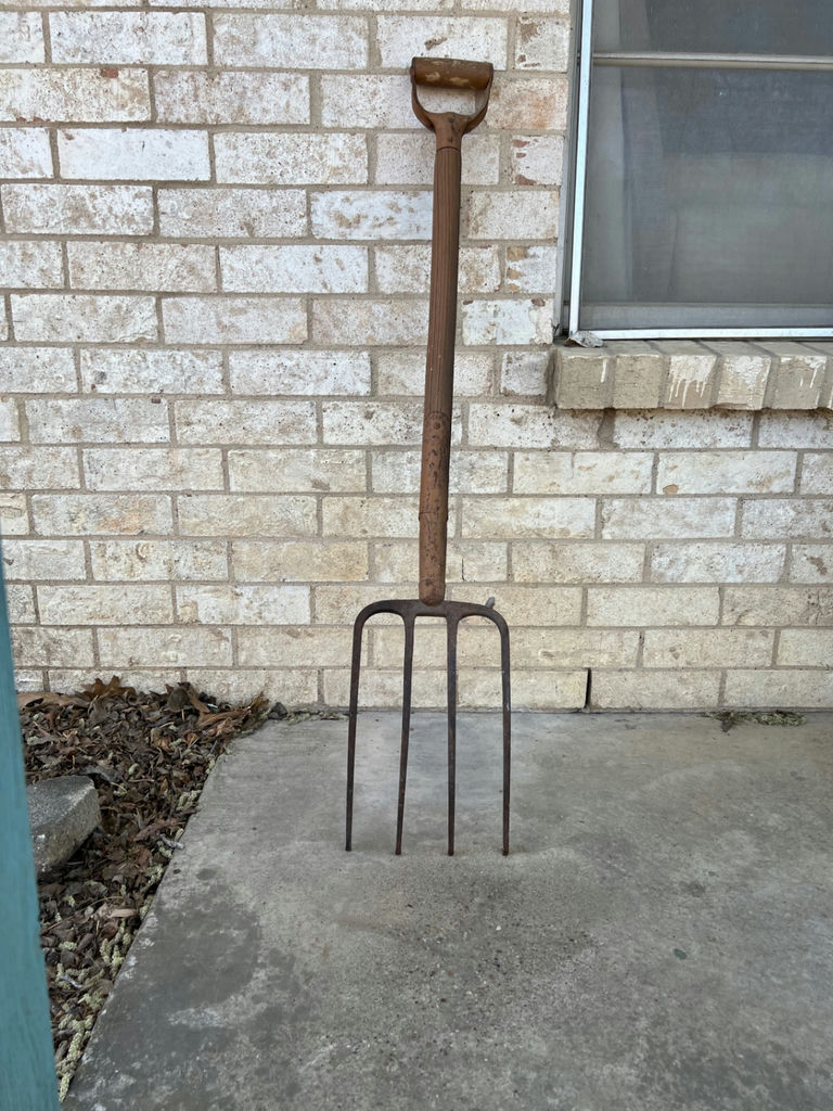 Antique shovels and pitch forks - image 18 of 22