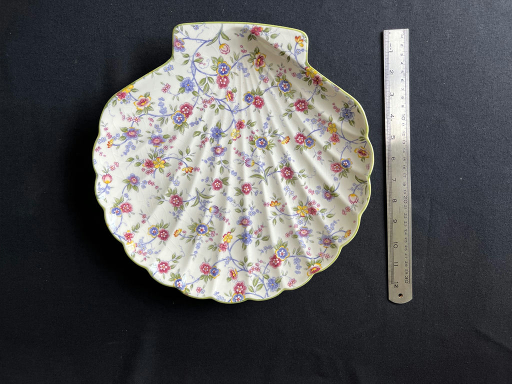 Ceramic dishware set with scalloped bowls and decorative plates - image 7 of 8