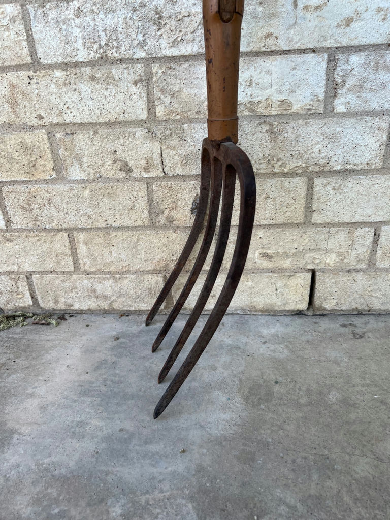 Antique shovels and pitch forks - image 19 of 22