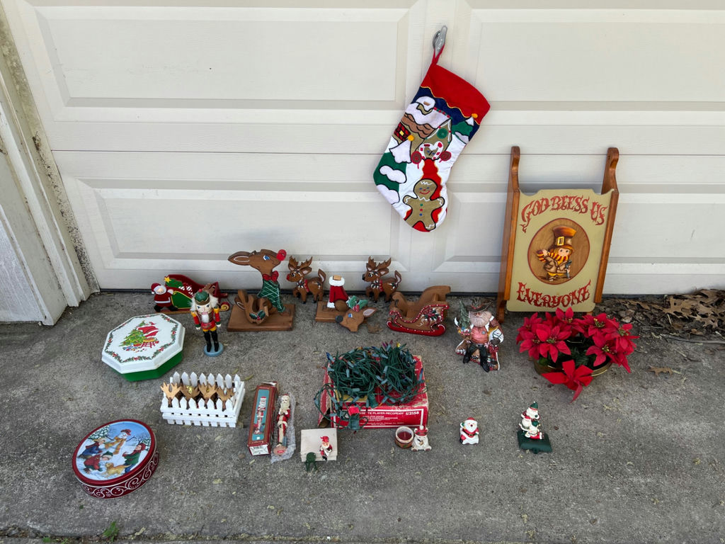Christmas decorations and figurines collection - image 1 of 14