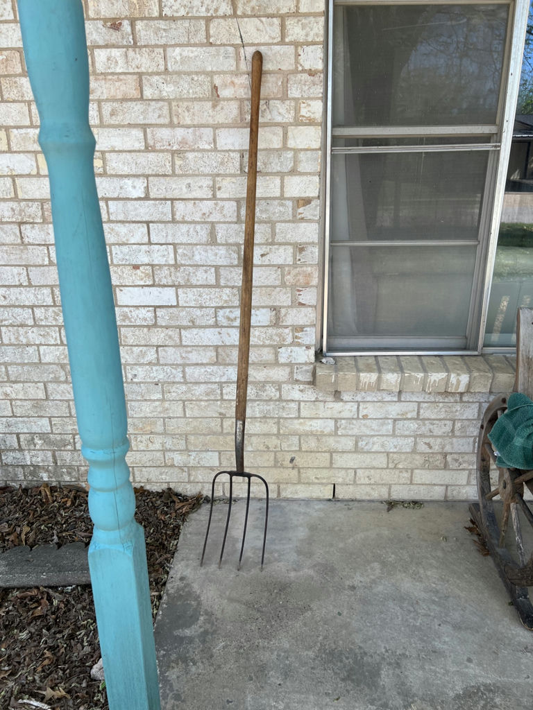 Antique shovels and pitch forks - image 20 of 22