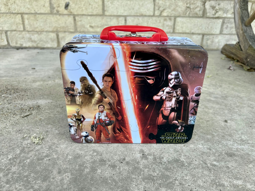 Vintage Star Wars lunchbox with Force Awakens artwork - image 1 of 5