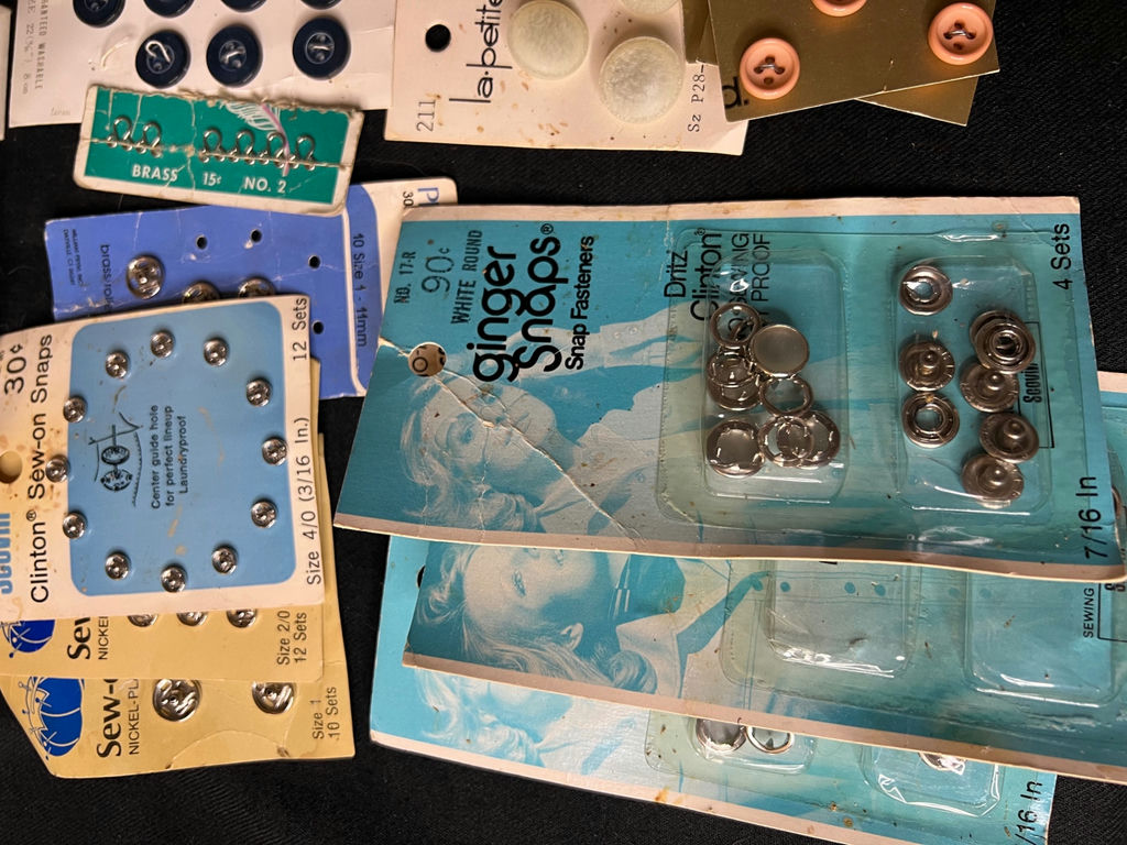 Vintage sewing kit with buttons, threads, zippers and craft trims - image 8 of 13