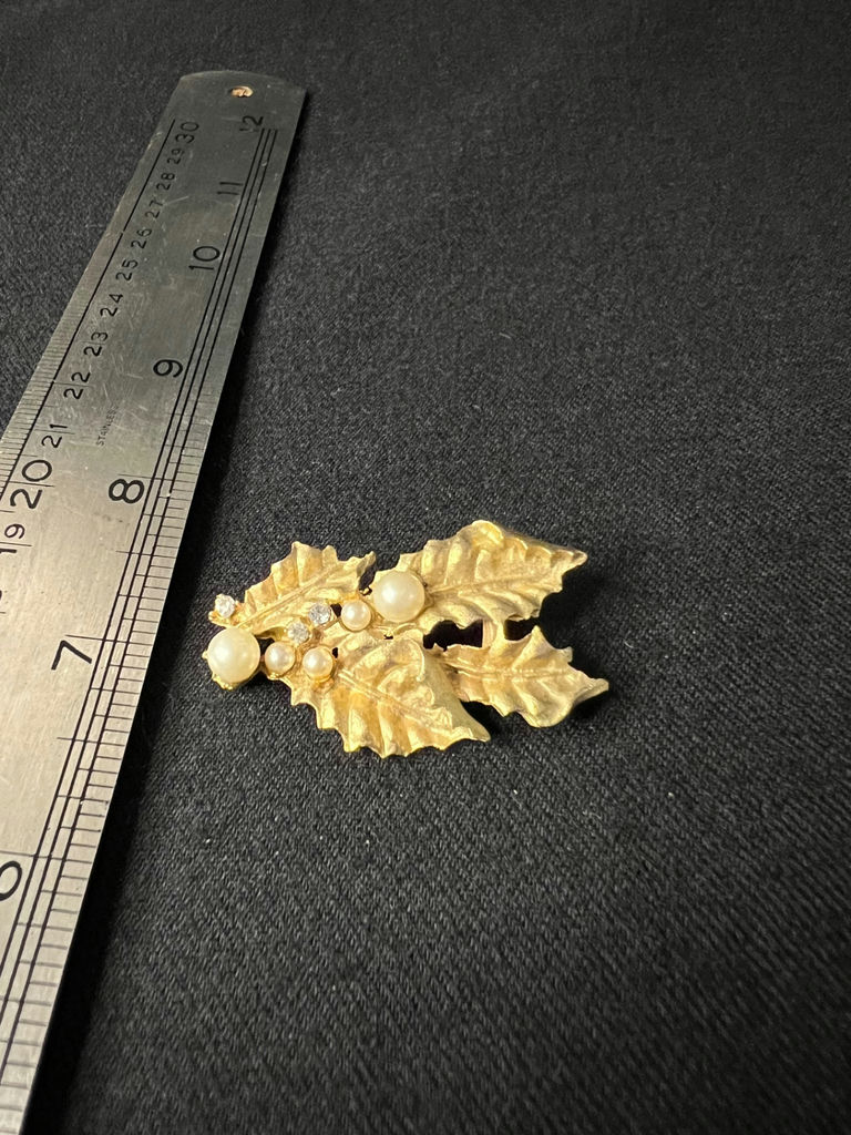 Gold-tone shell pendants and pearl-accent leaf brooch - image 7 of 9