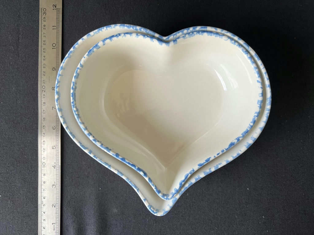 Ceramic angel planter, nesting heart dishes, and iridescent, Carnival Glass fruit bowl - image 4 of 7